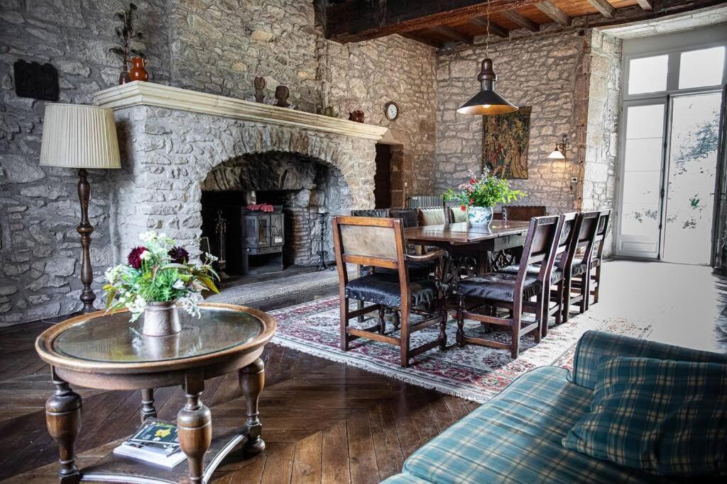 Chateau Barayre - Beautiful 12Th Century Castle With Pool And Large Garden Laussou Exterior photo